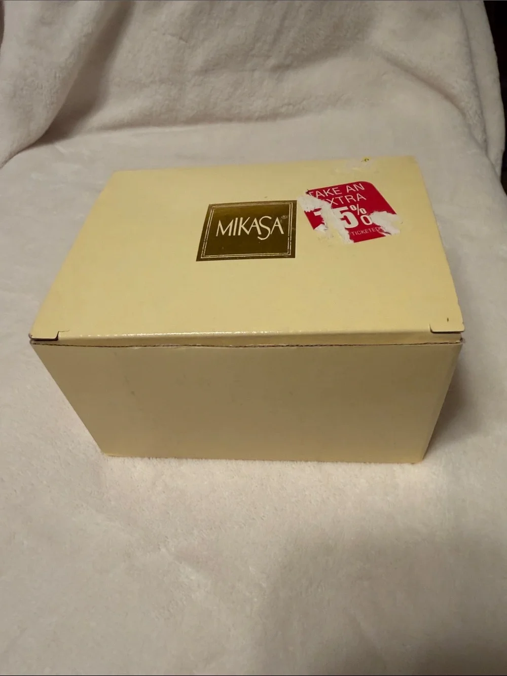 New in box Mikasa holiday elegance trinket box with gold toned trim